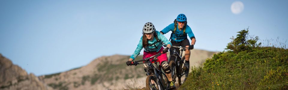 Zwei Mountainbiker auf einem Naturtrail am Nassfeld, im Hintergrund der Mond