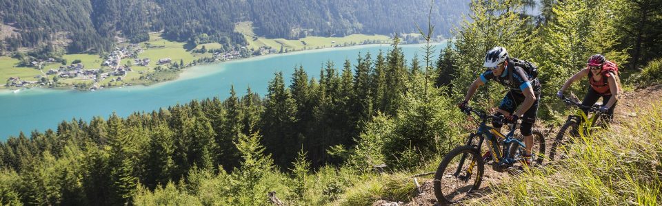 Mountainbiker am Trail oberhalb des Weissensees